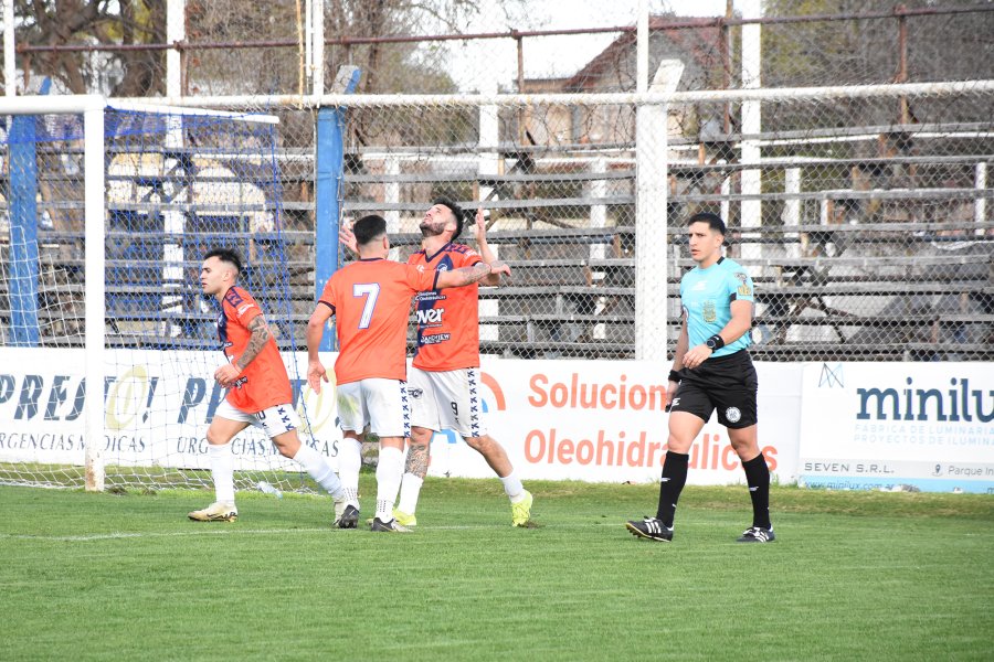 DESAHOGO. Jim&eacute;nez y Garc&iacute;a tras festejar con Molina, luego del gol del "Loco" ante El Linque&ntilde;o.