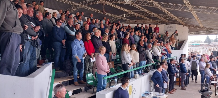 CONVOCATORIA. La tribuna de San Justo estuvo colmada de productores &aacute;vidos de negocios.