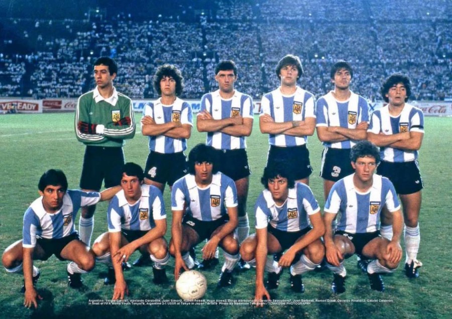 DE 1979. La Selecci&oacute;n argentina juvenil que venci&oacute; a la Uni&oacute;n Sovi&eacute;tica en la final, con Rub&eacute;n Rossi parado en el cuarto lugar, de izquierda a derecha.