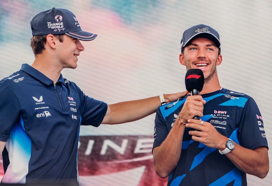 Franco Colapinto y Pierre Gasly durante la sesi&oacute;n fotogr&aacute;fica.