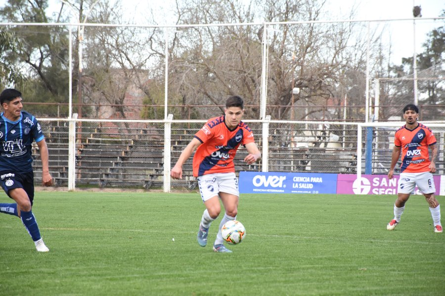 REFERENTE. El lateral izquierdo benhurense Mart&iacute;n Alemandi.