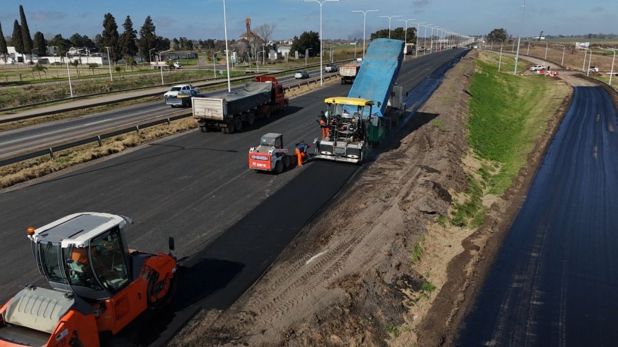 OBRA. El tercer carril de la autopista Rosario-Santa Fe comenz&oacute; a construirse a principios del 2025 y avanza a paso firme.
