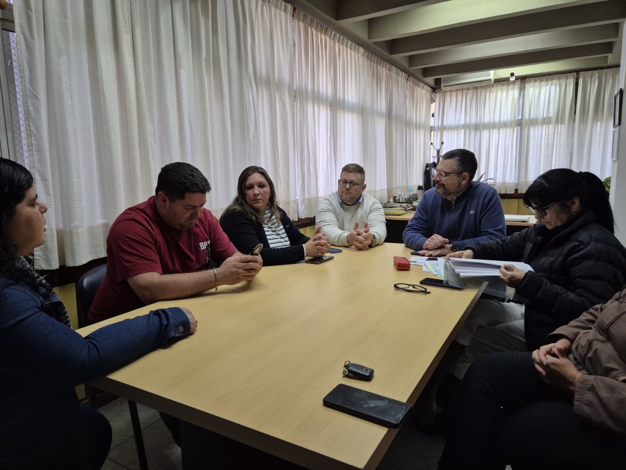 El secretario de Gobierno, Germ&aacute;n Bottero y la concejal Alejandra Sagardoy, entre otros, junto a representantes de empresas de remises.