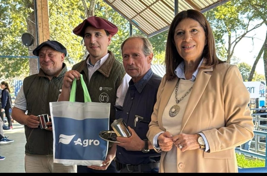 Clara Garc&iacute;a de recorrida por el interior santafesino.