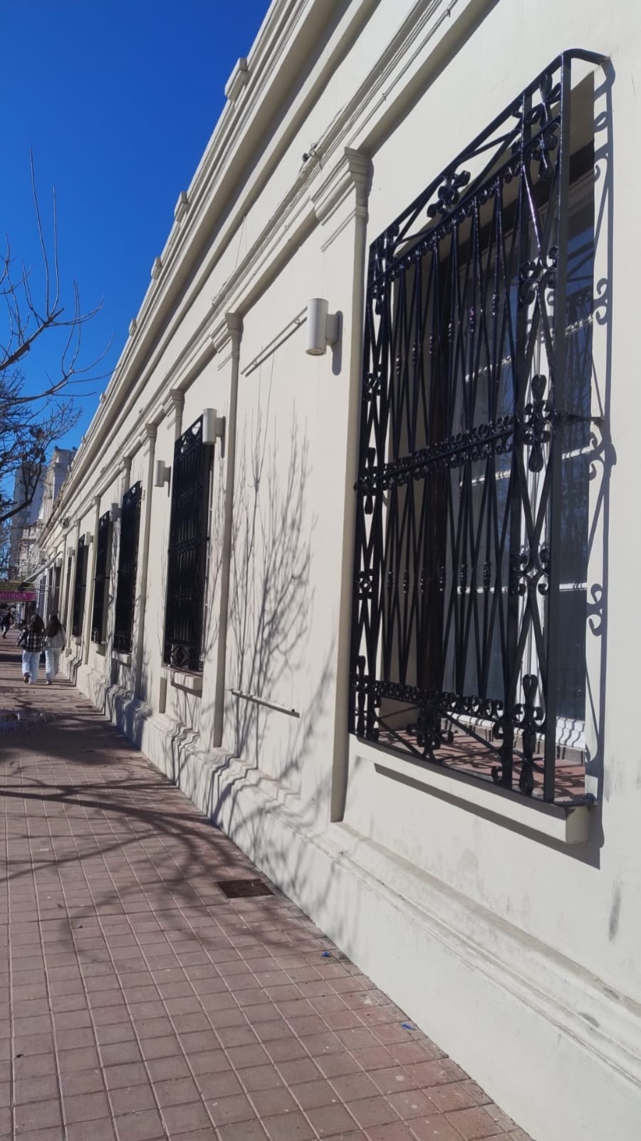 En esta etapa, personal municipal realiza la pintura de las rejas perimetrales, tarea que permitir&aacute; mejorar la est&eacute;tica y proteger la estructura.