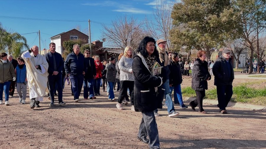 Procesi&oacute;n: en la demostraci&oacute;n de fe puede apreciarse al p&aacute;rroco, Neri Zbrun y el intendente, Gonzalo Aira.