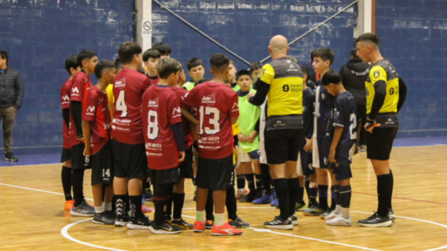 PUNTO DE PARTIDA. Los chicos recibiendo la charla previa de los &aacute;rbitros.