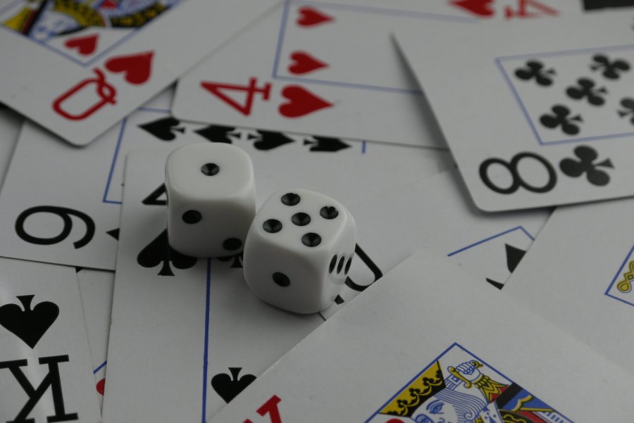 Naipes y dados, protagonistas de una atracci&oacute;n fatal para adictos a los juegos de azar.