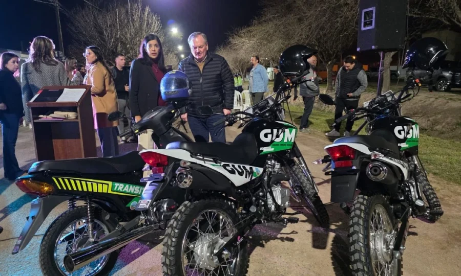 Romina L&oacute;pez y Felipe Michlig junto a los motoveh&iacute;culos