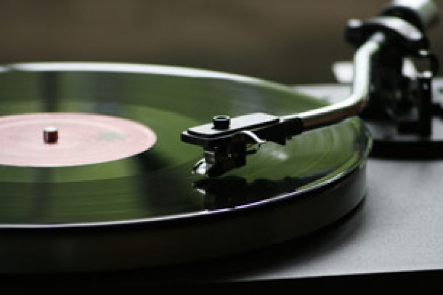 La fecha tiene la finalidad de divulgar y preservar la trayectoria de este formato cl&aacute;sico utilizado para escuchar m&uacute;sica, que cuenta con una gran cantidad de aficionados en varias partes del mundo.