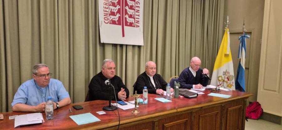 La mesa ejecutiva durante la bicent&eacute;sima reuni&oacute;n de la Comisi&oacute;n Permanente.