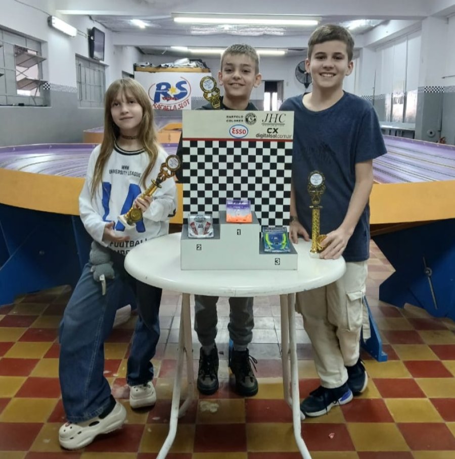 PODIO SPORT JUNIOR. Elisa Ferpozzi (2), Pedro Schinner (1) y Valent&iacute;n Crisp&iacute;n (3).