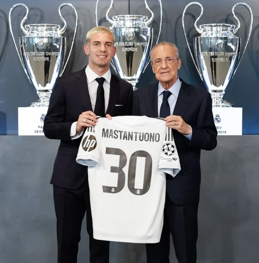 ELEGANTE. El juvenil ex River con la camiseta que lucir&aacute;, junto a Florentino P&eacute;rez.