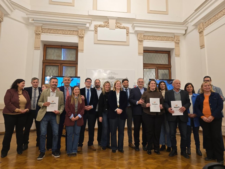 Las autoridades que participaron de la celebraci&oacute;n de los convenios.