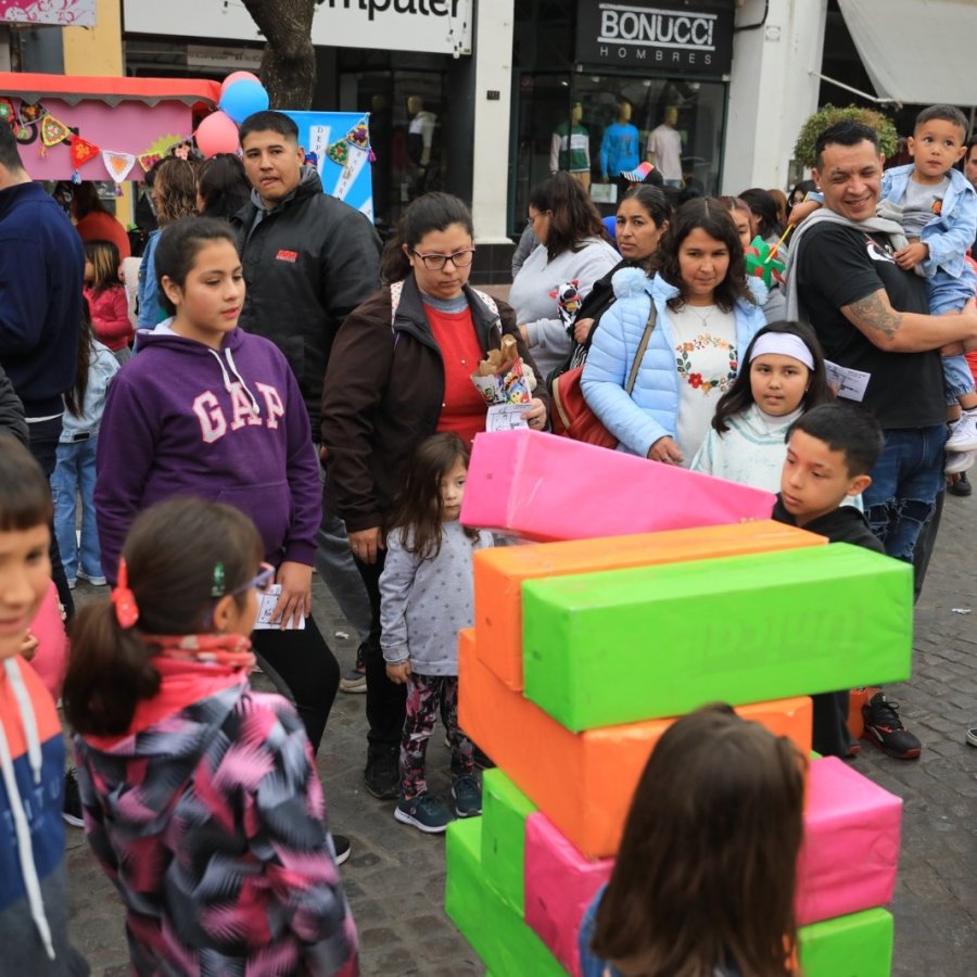 D&Iacute;A DEL NI&Ntilde;O. Rafaela se prepara para el festejo del domingo.