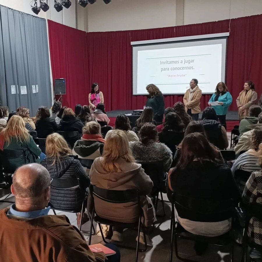 un sal&oacute;n colmado dio respuesta a la convocatoria.
