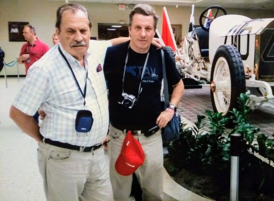 El Dr. William Fux junto a su hermano V&iacute;ctor Hugo en el Museo del Indianapolis Motor Speedway, en uno de los viajes que compartieron a Estados Unidos.