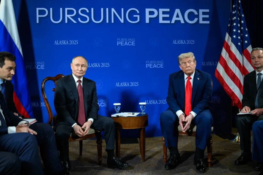 El presidente Donald Trump y el presidente Vladimir Putin se re&uacute;nan en la Base Conjunta Elmendorf-Richardson, en Anchorage, Alaska.