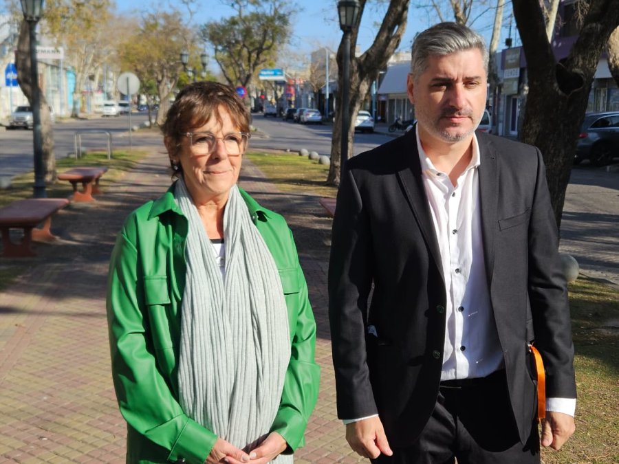 Sandra Patrono y Germ&aacute;n Ciceri, en la conferencia de prensa en bulevar Roca al 400.