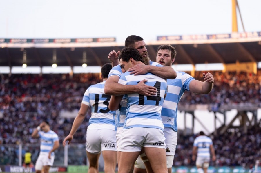 PRIMER TRY. Pedro Rubiolo llega para festejar luego que Isgr&oacute; apoyara en el primer tiempo.