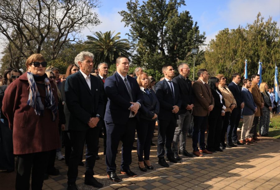 ACTO. El intendente Leonardo Viotti encabez&oacute; la ceremonia, junto a autoridades locales, que se desarroll&oacute; este domingo en la Plaza 25 de Mayo.