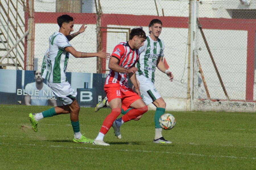 TRABAJOSO EMPATE. Por momentos el Le&oacute;n cay&oacute; en la mara&ntilde;a rival.