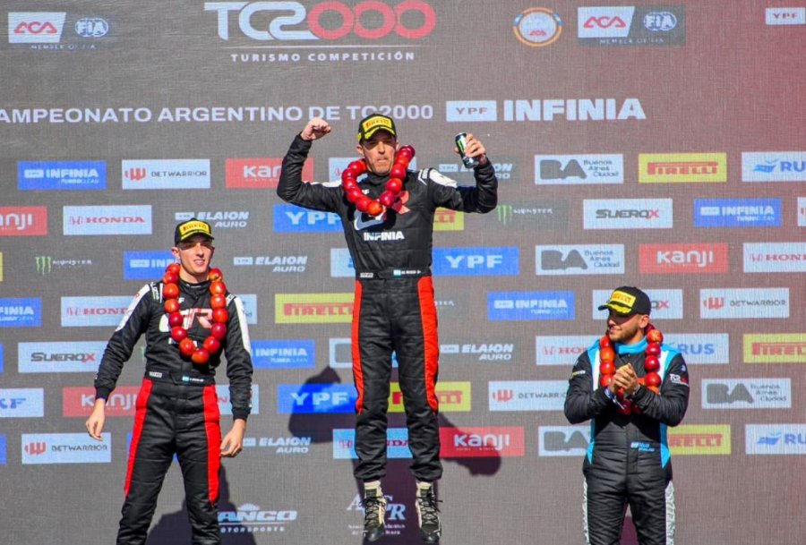 El podio de General Roca, con Emiliano Stang, Mat&iacute;as Rossi y Nicol&aacute;s Palau.