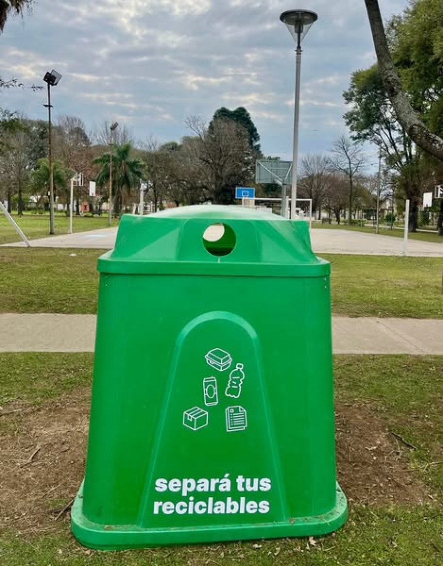 Una de las campanas ubicada en el paseo p&uacute;blico.