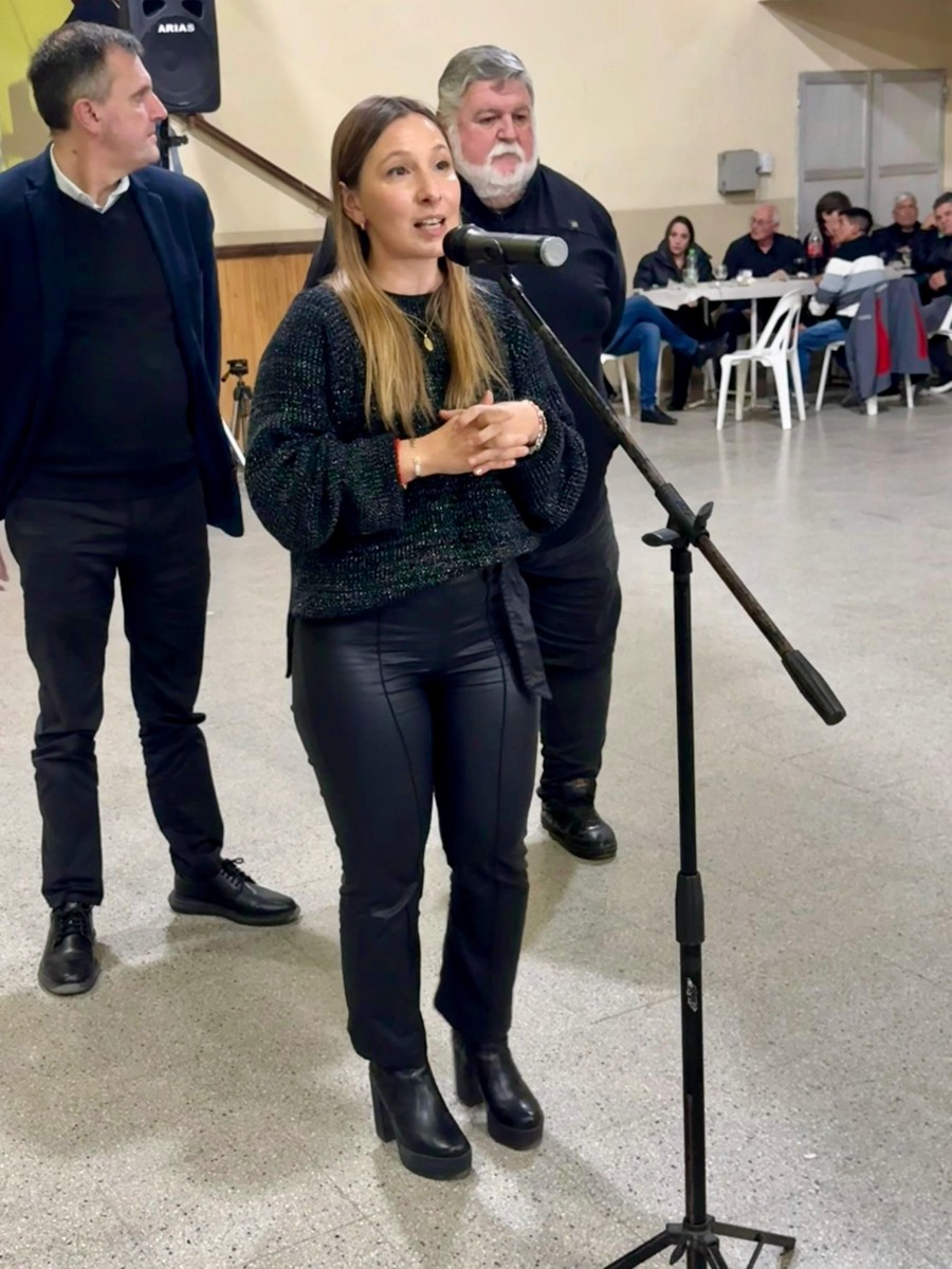 Rodolfo Giacosa, B&aacute;rbara Chivallero y Marcelo Bocco durante el festejo.