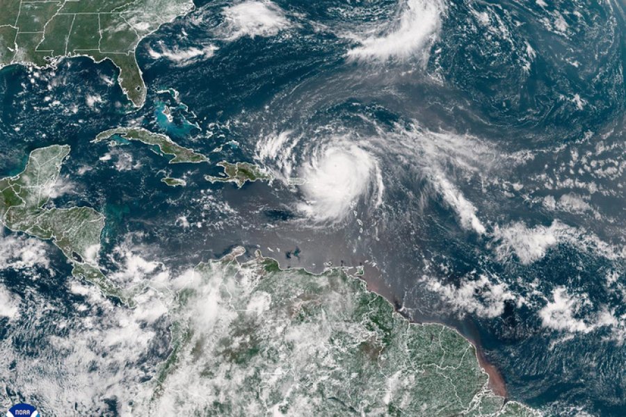 CAMBIO CLIMATICO. El hurac&aacute;n Erin golpea el Caribe y amenaza la costa este de Estados Unidos.