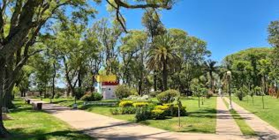 El principal paseo p&uacute;blico de la localidad.