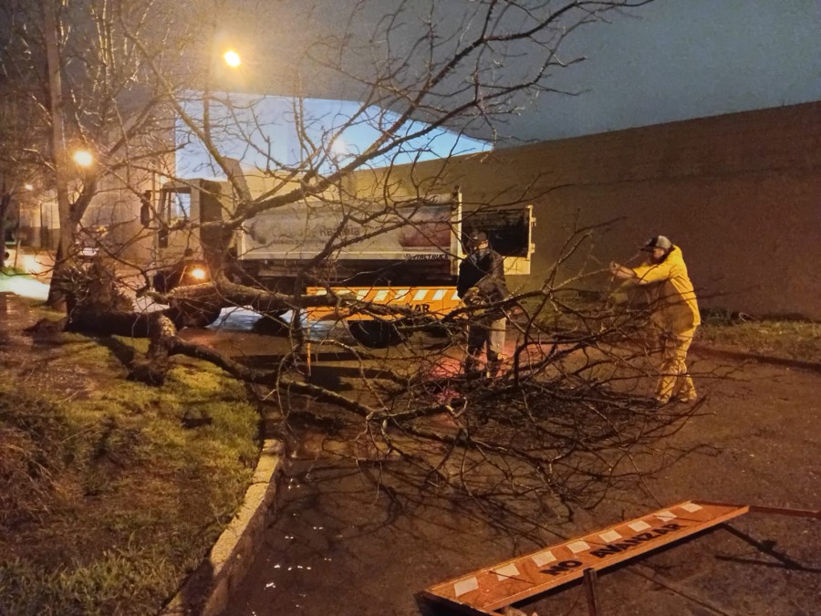 El operativo contin&uacute;a en distintos barrios para devolver la normalidad a la ciudad.