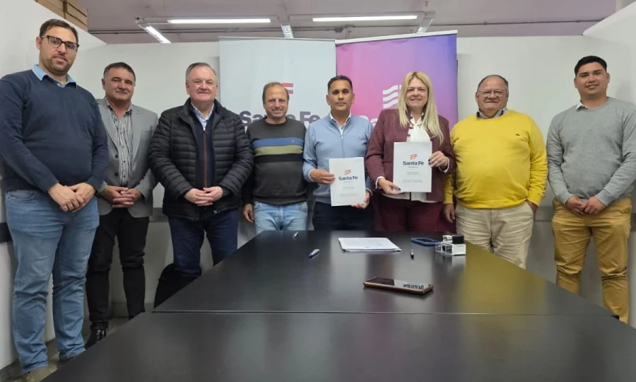 El grupo que particip&oacute; de la firma de convenios.