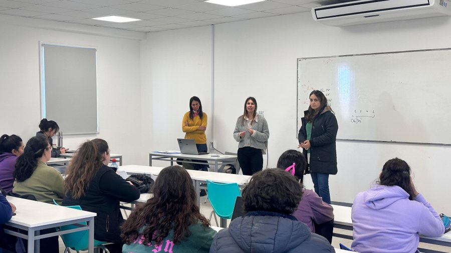 Asisten personas mayores de 18 a&ntilde;os que poseen un t&iacute;tulo secundario.