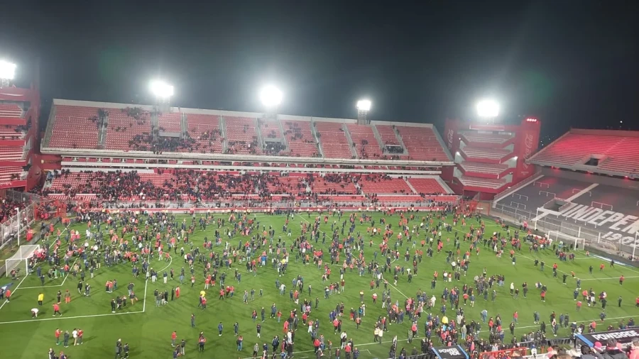 BARBARIE. Fue otra p&aacute;gina triste por la violencia en el f&uacute;tbol.