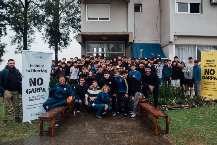 Una de las charlas con j&oacute;venes en Rosario Central, con la que se busca informar y concientizar sobre la importancia de reconocer que apostar no es un juego.