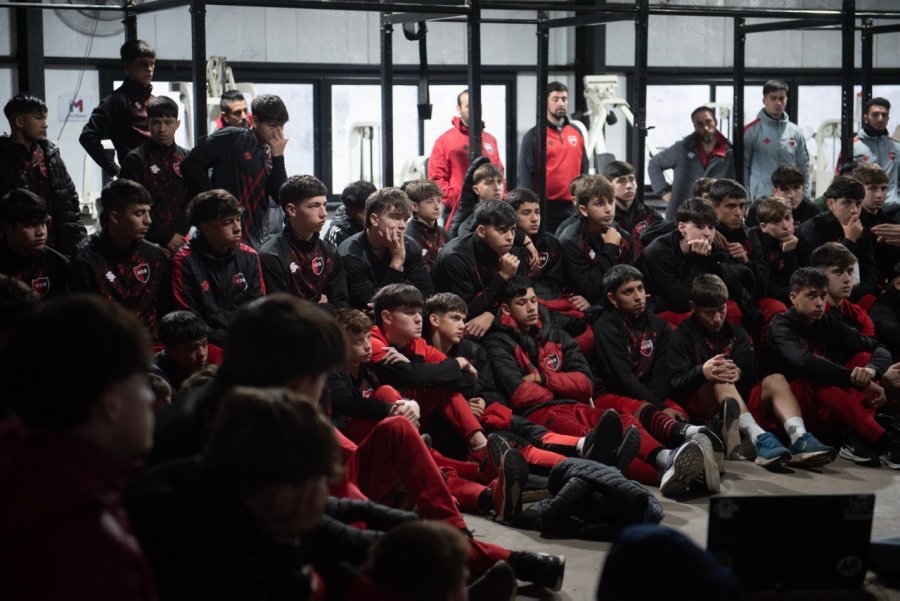 J&oacute;venes participan de una de las charlas en instalaciones de Newell&acute;s en Rosario. (LOTER&Iacute;A DE SANTA FE)