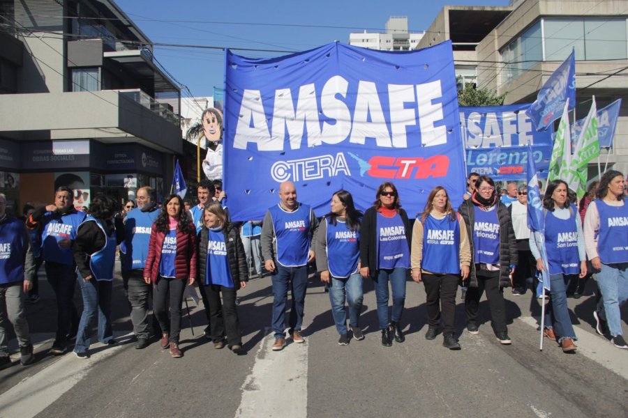 MASIVA CONCENTRACION. Amsafe se moviliz&oacute; frente a la central de Iapos exigiendo prestaciones de calidad y fin a los recortes.