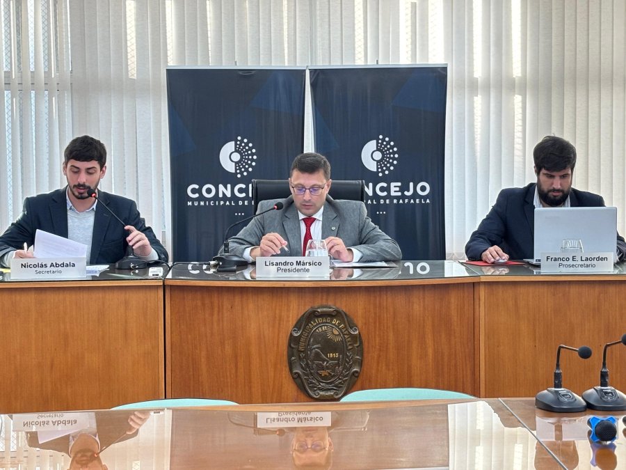 El secretario legislativo, Nicol&aacute;s Abdala, el presidente Lisandro M&aacute;rsico y el prosecretario, Franco Laorden, autoridades del Concejo. (FOTO PRENSA CONCEJO)