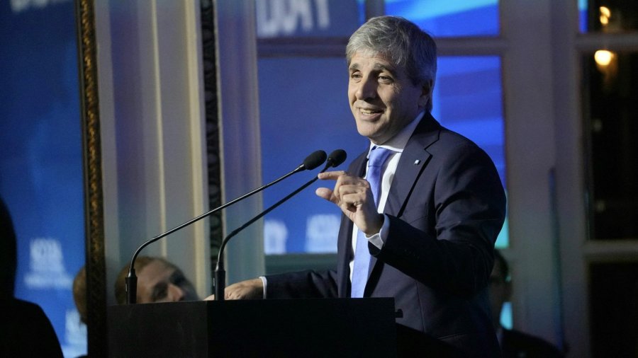 El ministro de Econom&iacute;a, Luis Caputo, al disertar en el Council of the Americas.