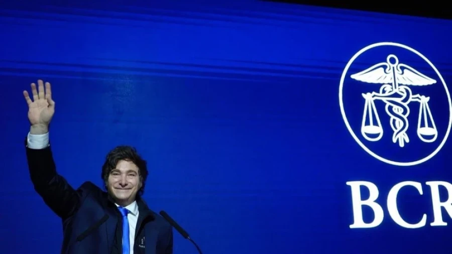 En Rosario, Milei ratific&oacute; el rumbo econ&oacute;mico de su gobierno, cuestion&oacute; a adversarios y evit&oacute; hablar del esc&aacute;ndalo de corrupci&oacute;n que golpea a su entorno..