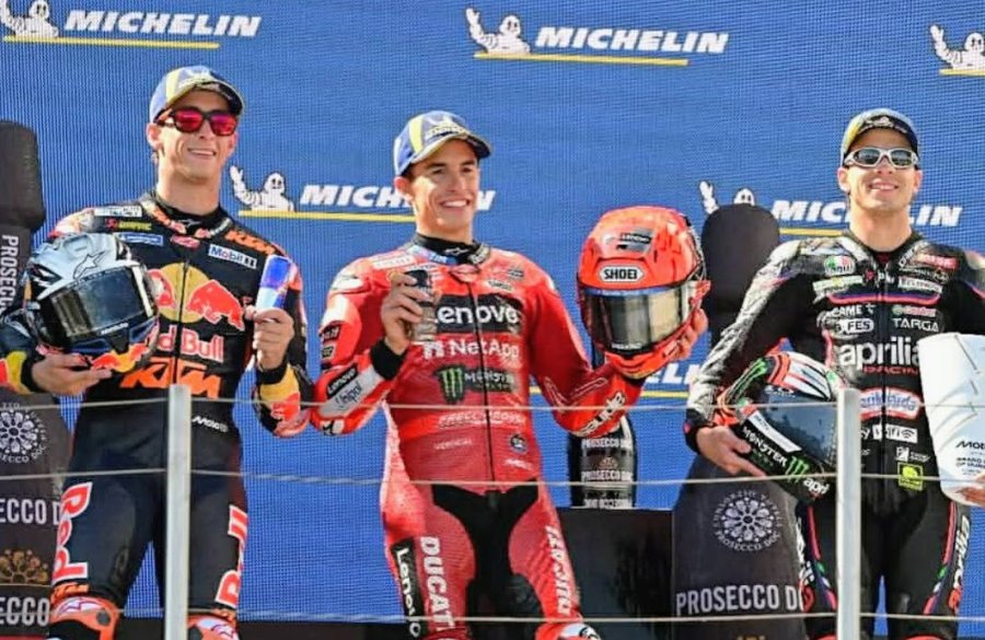 Pedro Acosta (2&deg;), Marc M&aacute;rquez (1&deg;) y Marco Bezzecchi (3&deg;) en el podio de Hungr&iacute;a.