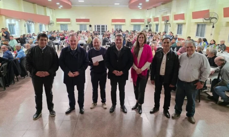 Las autoridades y la impactante cantidad de p&uacute;blico que apoy&oacute; la realizaci&oacute;n.