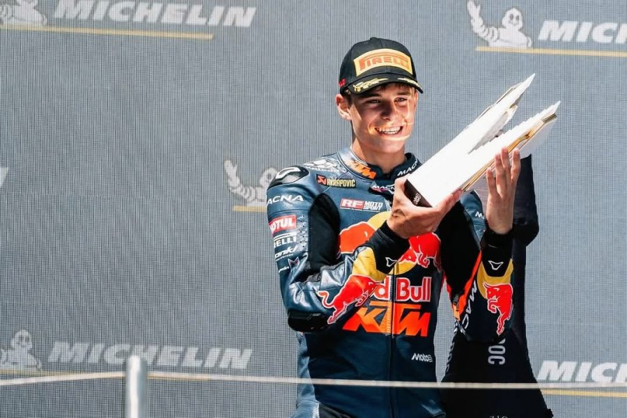 Valent&iacute;n Perrone con el trofeo logrado en el GP de Hungr&iacute;a.