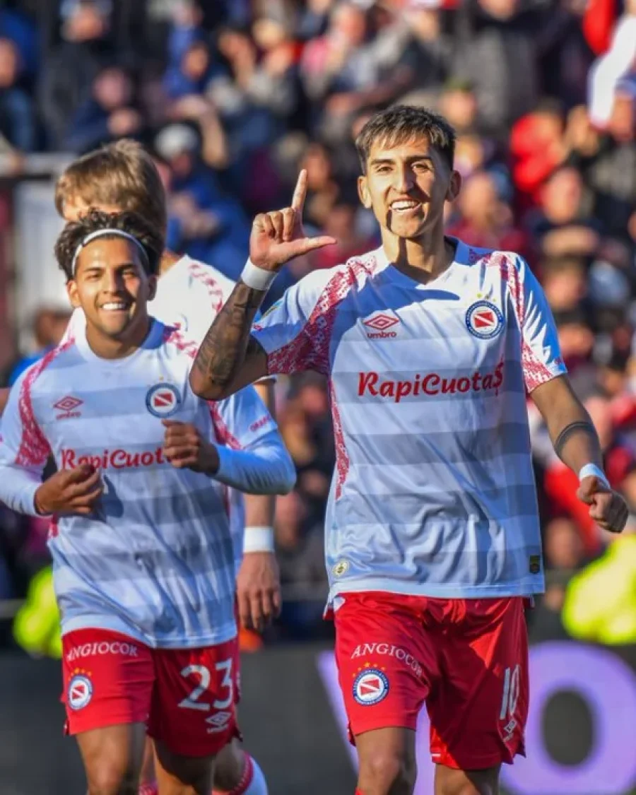 ARGENTINOS GOLE&Oacute; A RACING