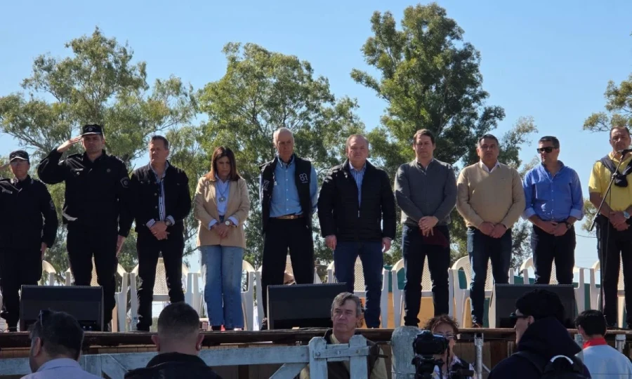 Las autoridades durante el acto formal de la realizaci&oacute;n.