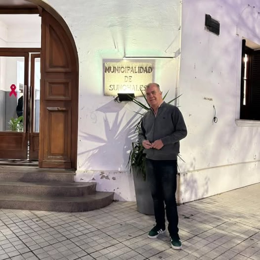 Adri&aacute;n Bertolini ante la principal puerta de acceso al Edificio Municipal.