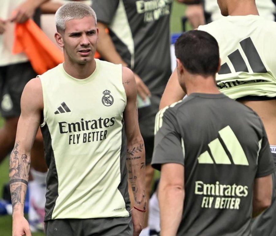 Mastantuono dialoga con Xabi Alonso. El DT del Madrid est&aacute; encantado con el argentino.