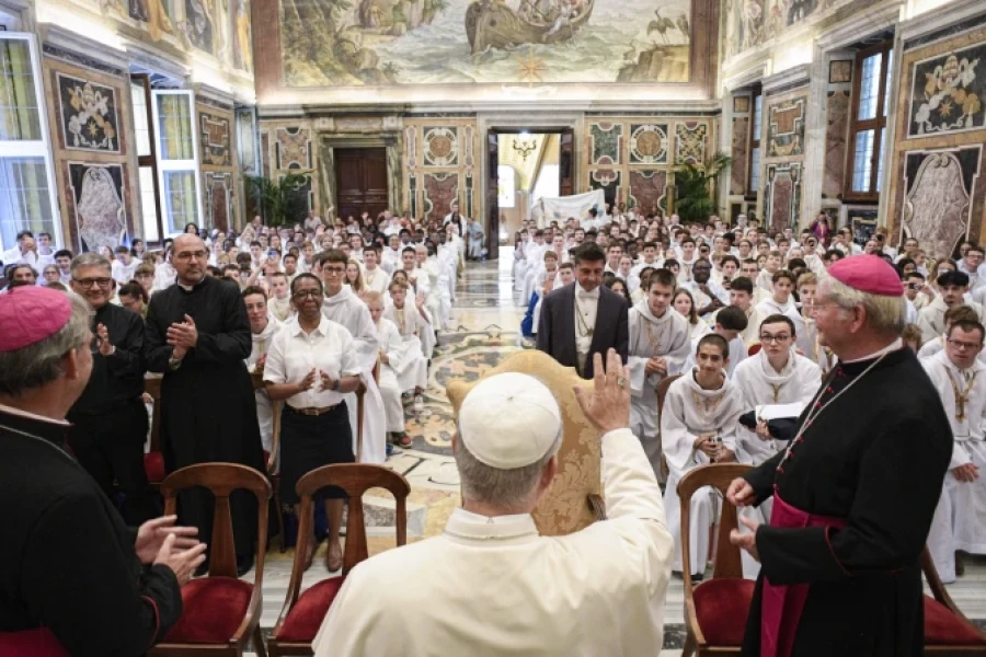 Le&oacute;n XIV saluda a monaguillos franceses en un encuentro en el Vaticano.