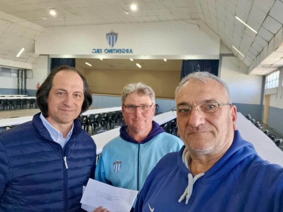 El legislador y dirigentes del club.